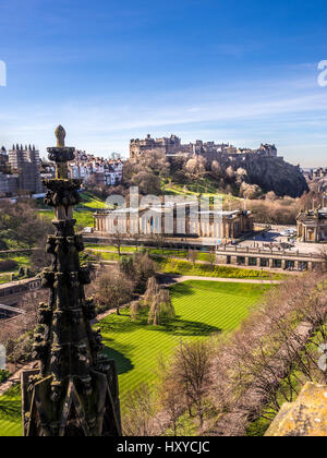East Princes Street Gardens y la Galería Nacional Escocesa, con trabajos de piedra negra en el Monumento Scott en primer plano. Edimburgo, Escocia, Reino Unido. Foto de stock
