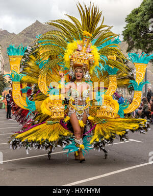 Niña o mujer en muy elaborados trajes en el desfile de carnaval de Tenerife Foto de stock