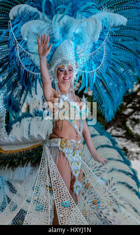 Mujer en elaborados trajes de enorme decorado flotan en Tenerife desfile de  carnaval Fotografía de stock - Alamy