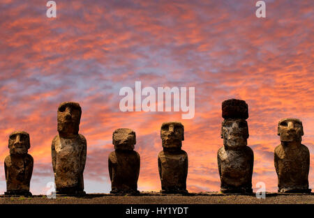 Esta imagen muestra 6 estatuas moai en Ahu Tongariki en Isla de Pascua Foto de stock