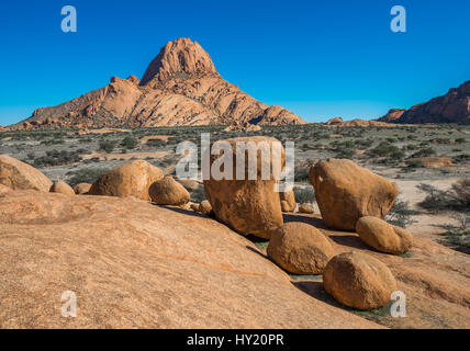 Spitzkoppe, formación rocosa única en Damaraland, Namibia Foto de stock