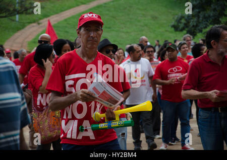 Brasilia, Brasil. El 31 de marzo, 2017. Los manifestantes se reunieron para el Día Nacional de Movilización contra la subcontratación y la reforma de las pensiones, el viernes (31), seguida en marzo por carretera plan piloto con banderas y pancartas y panfletos disutebuted llamando a una huelga general el 28/04 en Brasilia, DF. (P: ius Abrahão Demétrius/Fotoarena) crédito: Foto Arena LTDA/Alamy Live News