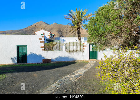 Casa blanca de estilo típico canario en la zona rural de aldea Tefia, Fuerteventura, Islas Canarias, España Foto de stock