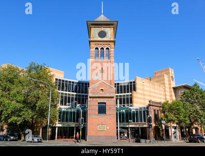 La UTS (Universidad de Tecnología, Sydney) Haymarket Campus - biblioteca universitaria y la torre del reloj. Quay Street, Ultimo. La arquitectura en la universidad australiana