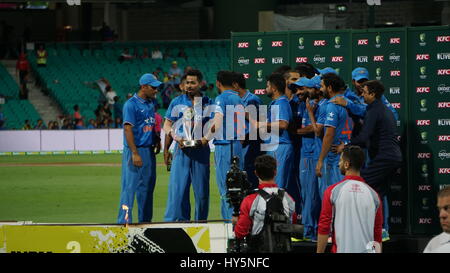 Equipo de cricket indio celebrando la victoria. El equipo indio ganó la serie T20 cricket contra Australia en Sydney, Australia