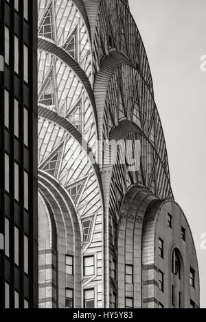 La parte superior del edificio Chrysler (estilo Art Deco) en blanco y negro. La Ciudad de Nueva York Foto de stock