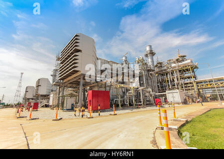 Planta de energía eléctrica de la turbina de gas con el cielo azul Foto de stock