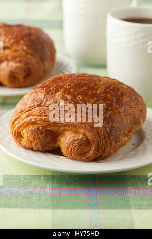 Dulce de chocolate francés croissant para el desayuno Foto de stock