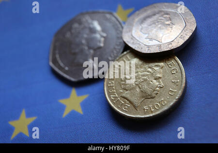 Ilustración - Peniques y una moneda libra acostado sobre una bandera europea, fotografiado en Kempten, Alemania, el 2 de abril de 2017. Foto: Karl-Josef Hildenbrand/dpa Foto de stock