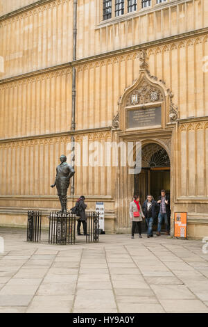 Entrada Bodleian Library y la estatua del Conde de Pembroke, fundador de Pembroke College, Universidad de Oxford, Oxford, Inglaterra, Reino Unido.  Foto de stock