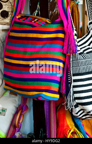 Bolsos de mano wayuu fotografías e de alta resolución - Alamy