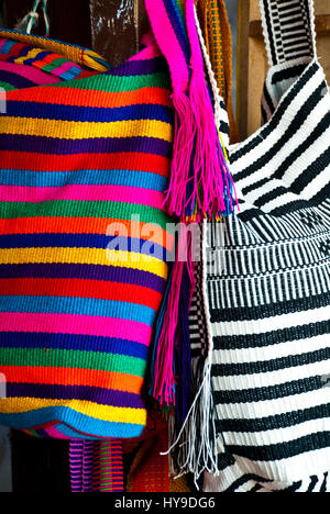Bolsos tejidos wayuu fotografías imágenes de alta resolución - Alamy