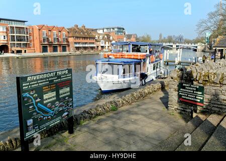 Riverside en Windsor, Berkshire Reino Unido con embarcación de recreo en primer plano Foto de stock