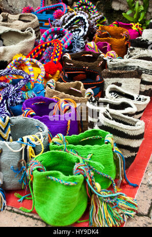La mujer accesorios de moda, diversos elementos de estilo cuchara ganchillo bolsos, mochilas sacos de lana artesanal Wayuu, Colombia - calle del mercado Foto de stock