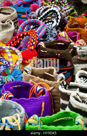 La mujer accesorios de moda, diversos elementos de estilo cuchara ganchillo bolsos, mochilas sacos de lana artesanal Wayuu, Colombia - calle del mercado Foto de stock