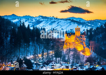 El Castillo de Bran, Rumania. Impresionantes imágenes HDR crepúsculo de Drácula en Transilvania, la fortaleza histórica medieval. Foto de stock