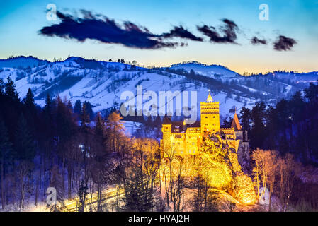 El Castillo de Bran, Rumania. Impresionantes imágenes HDR crepúsculo de Drácula en Transilvania, la fortaleza histórica medieval. Foto de stock