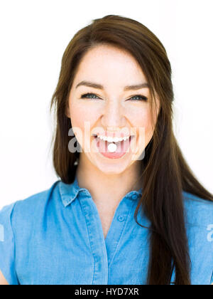 Mujer mostrando menta en la lengua Foto de stock