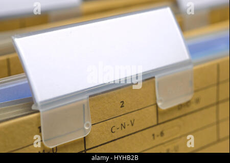 Ring Binder con documentos y sellos de goma en blanco listo para su texto Foto de stock