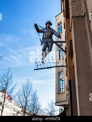 Berlín Mitte.pared,puente,Jumping soldado sculpture.la guardia fronteriza de Alemania Oriental, Conrad Schumann, salta por encima de alambre de púas para escapar de Berlín Oriental durante