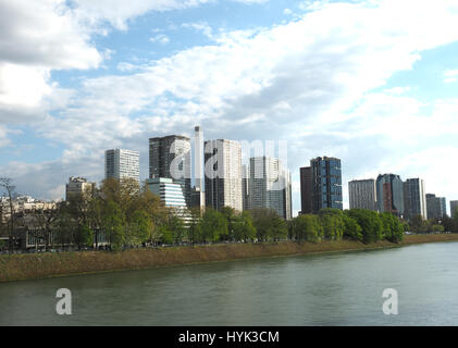 París: Edificios front line, el río Sena. Rodada con modo de alta resolución