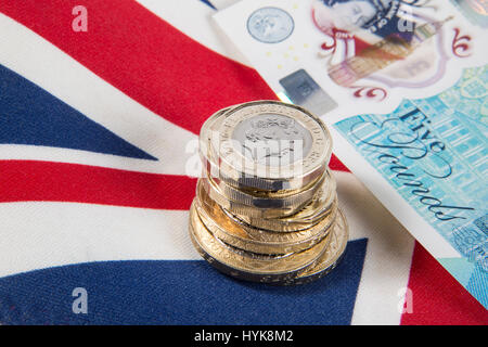 Nuevo 2016 £1 libras monedas colocado sobre una bandera Union Jack Foto de stock