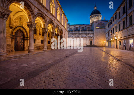 Dubrovnik. Hermosas y románticas calles del casco antiguo de Dubrovnik hora azul durante el crepúsculo.