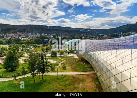 Tbilisi, Georgia - Septiembre 24, 2016: Vista de Rike Parque con el puente de la paz y parte de la música de concierto Teatro Sala de Exposiciones Foto de stock