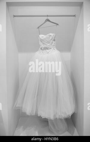 Vestido de novia en una percha en blanco y negro