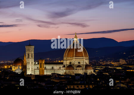 Florencia, Italia: CIRCA de mayo de 2015: la Catedral de Florencia, Santa Maria del Fiore, conocida como el Duomo, al atardecer visto desde la Piazza Michelangelo
