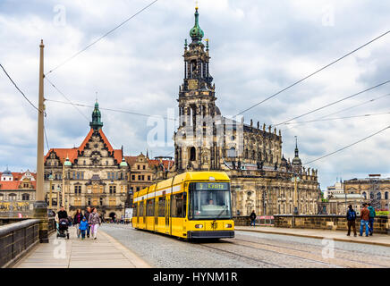 Dresden, Alemania - Mayo 04, 2014: la Catedral de la Santísima Trinidad y un tranvía. Dresde es la capital de Sajonia.
