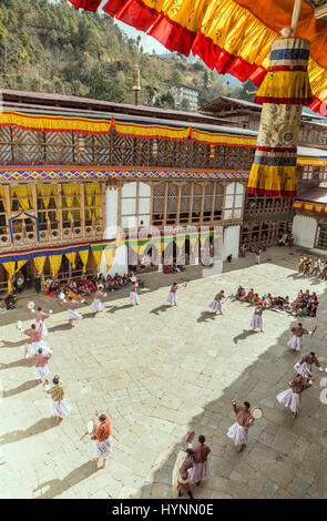 Danzas tradicionales durante el anual Festival Tshechu en Bhután Foto de stock