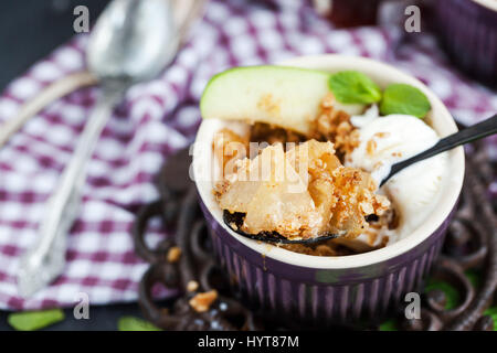 Postre crujiente tarta de manzana con helado de vainilla Foto de stock