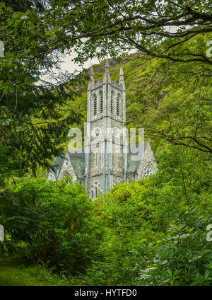 Iglesia gótica cerca de la abadía de Kylemore, Condado de Galway, Irlanda Foto de stock