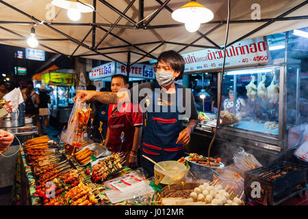 Chiang Mai, Tailandia, 27 de agosto de 2016: jóvenes venden satay en el mercado del sábado noche, el 27 de agosto de 2016 en Chiang Mai, Tailandia. Foto de stock