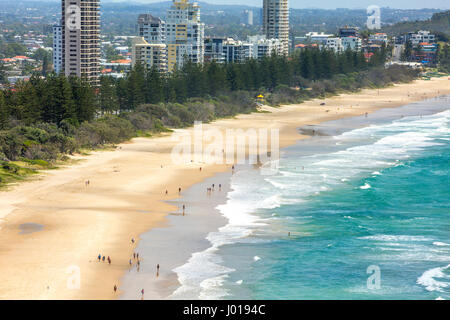 Vista aérea de la gente en la playa de Burleigh Heads en la Gold Coast de Queensland, Australia Foto de stock