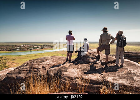 Cuatro excursionistas en la parte superior de Injalak Hill. Territorio del Norte, Australia Foto de stock