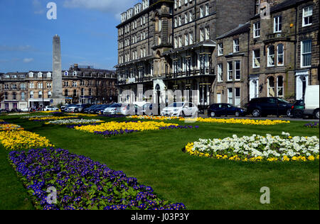 Los arriates de flores y cenotafio en la ciudad balneario de Harrogate, Yorkshire. En el Reino Unido.