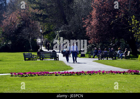 La familia Young caminando a través de Jardines del Valle en la ciudad balneario de Harrogate, Yorkshire.UK.