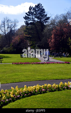 La familia Young caminando a través de Jardines del Valle en la ciudad balneario de Harrogate, Yorkshire.UK.