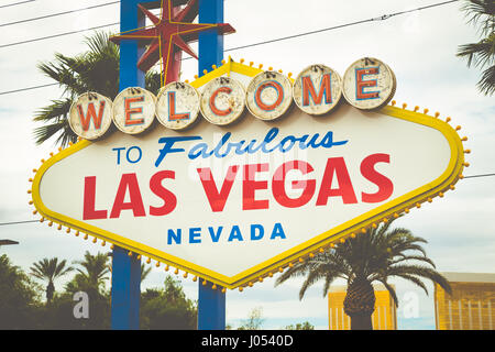 Vista clásica de Bienvenido a la fabulosa Las Vegas firmar en el extremo sur de la mundialmente famosa Las Vegas strip en un hermoso día soleado con filtro vintage retro