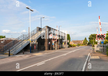 Paso a nivel con las barreras levantadas en Attenborough Railway Station, Nottinghamshire, Inglaterra, Reino Unido.