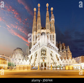BARCELONA, España - 10 de febrero de 2016: la basílica de la Sagrada Familia en Barcelona. La obra maestra de Antoni Gaudí se ha convertido en un sitio de Patrimonio Mundial de la UNESCO en 1 Foto de stock