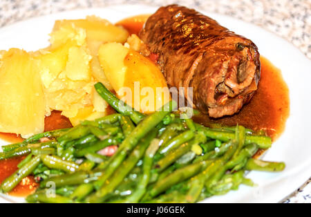 Rindsroulade caseros - carne enrollada con la mostaza, el tocino, el pepinillo en vinagre, cebollas - con judías verdes y patatas Foto de stock
