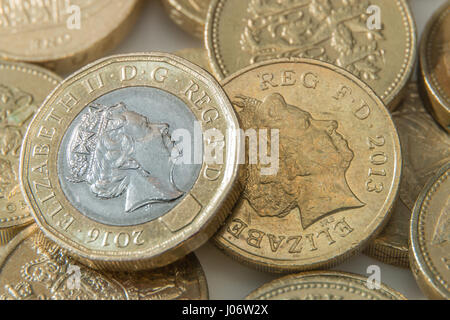 Los nuevos 12 caras British Pound moneda encima de las antiguas monedas redonda Foto de stock