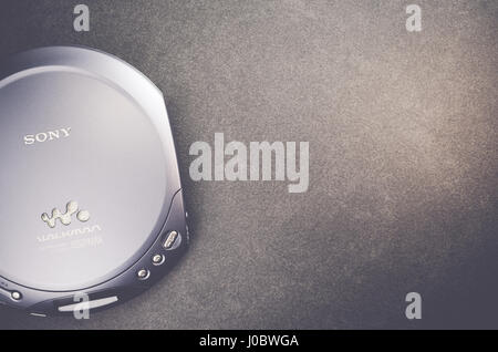 Vintage marca Sony Walkman reproductor de CD portátil - Perspectiva  superior Fotografía de stock - Alamy