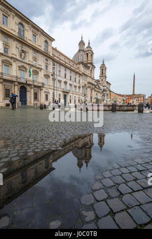 Piazza Navona con la fuente de los Cuatro Ríos y el obelisco egipcio, Roma, Lazio, Italia Foto de stock
