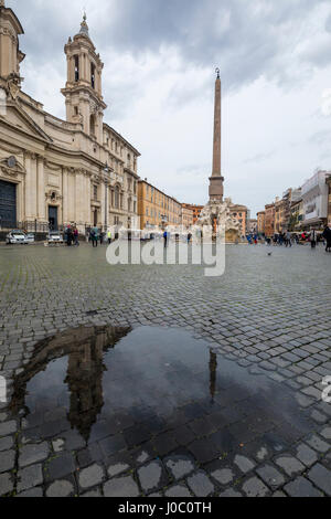 Piazza Navona con la fuente de los Cuatro Ríos y el obelisco egipcio, Roma, Lazio, Italia Foto de stock