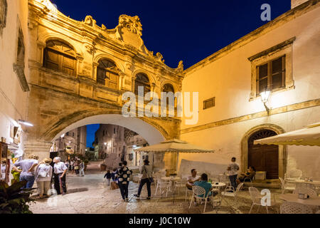 Vista nocturna de las típicas callejuelas de la ciudad vieja medieval, Ostuni, Provincia de Brindisi, Puglia, Italia