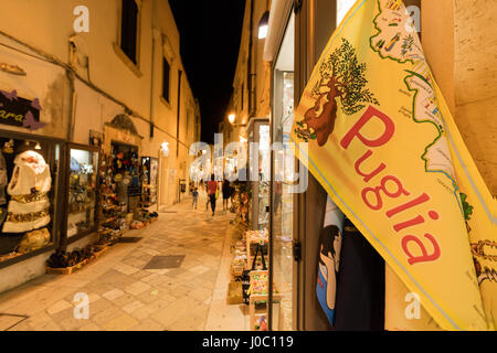 Recuerdos y artesanías hechas a mano en un callejón de la ciudad vieja, Otranto, Provincia de Lecce, Puglia, Italia